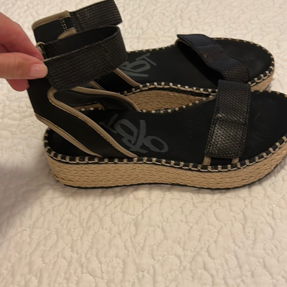 OTBT black sandals size 7. Adjustable straps across the toe and ankle.